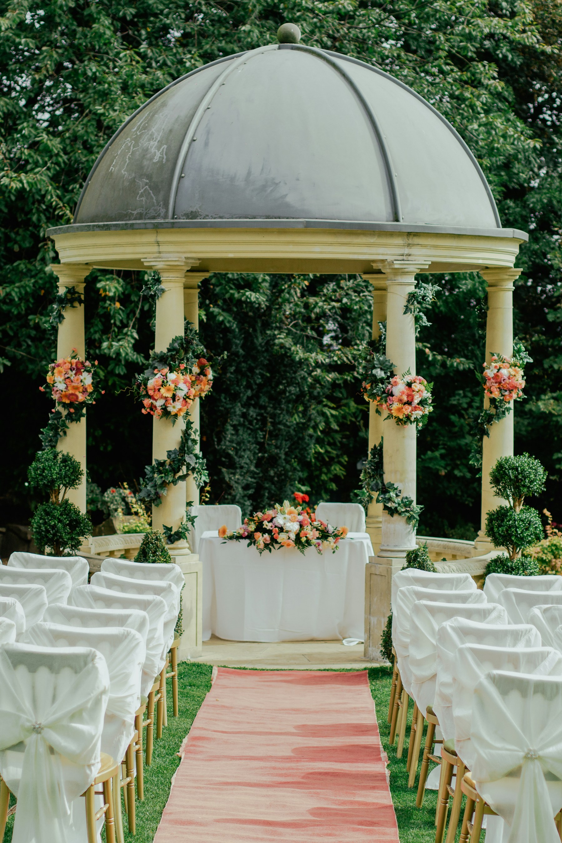 Festlich gedeckter Hochzeitstisch